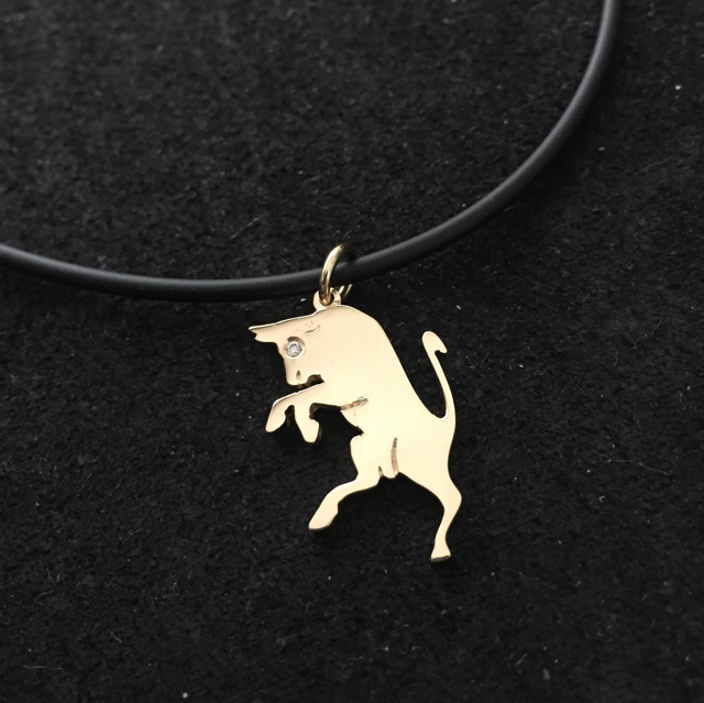 Bull pendant in 18kt yellow gold with diamond