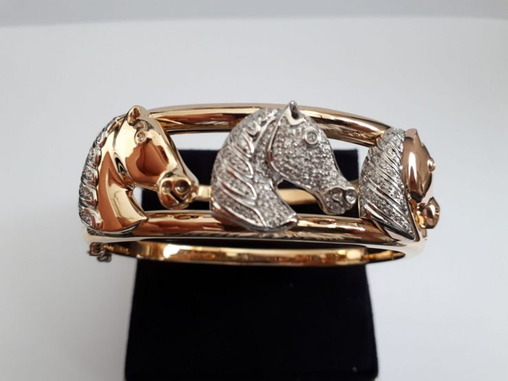 Horses Equitation bracelet in 18kt gold and ct.1.00 diamonds