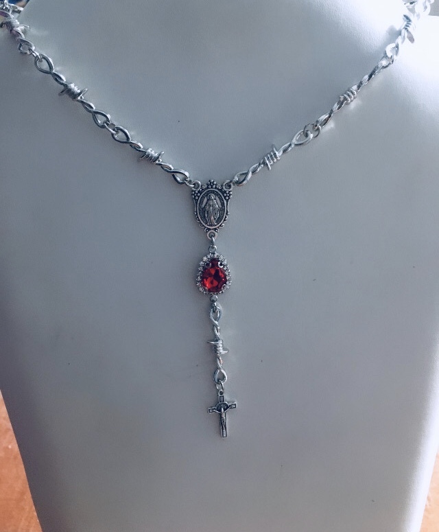 "Knots of Pain" rosary in zamak with rhinestones
