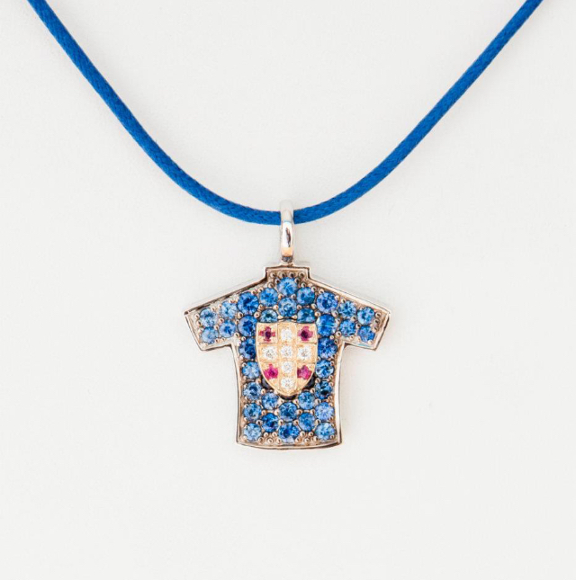 City of Novara shirt pendant in 18kt gold with sapphires and crossed shield