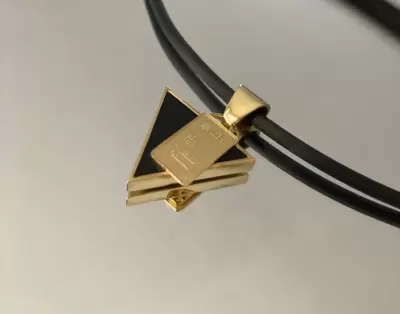 Ciondolo Rock Triangolo in argento 925 dorato con lingotto originale e numerato in oro 999,9 