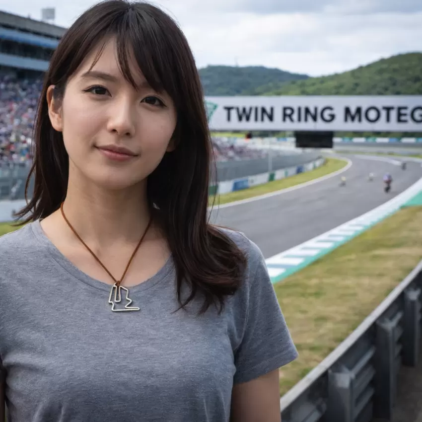 Ciondolo circuito Twin Ring Motegi in acciaio grandezza cm.3  