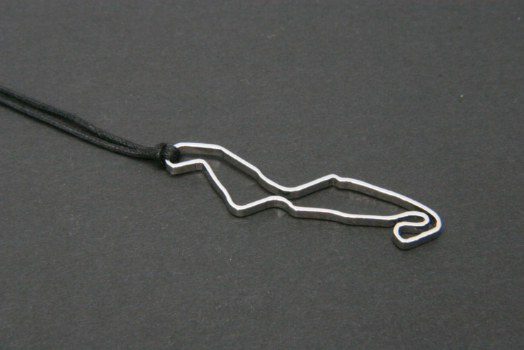 Pendentif circuit Assen en acier 50MM.