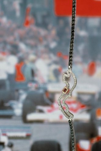 Bracelet "Pole Position" circuit de Montecarlo en or 750 millièmes et diamants