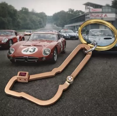Schlüsselanhänger mit Monza Rennstrecke drei 750er Gold, Diamant und verschiebbarer Lünette 