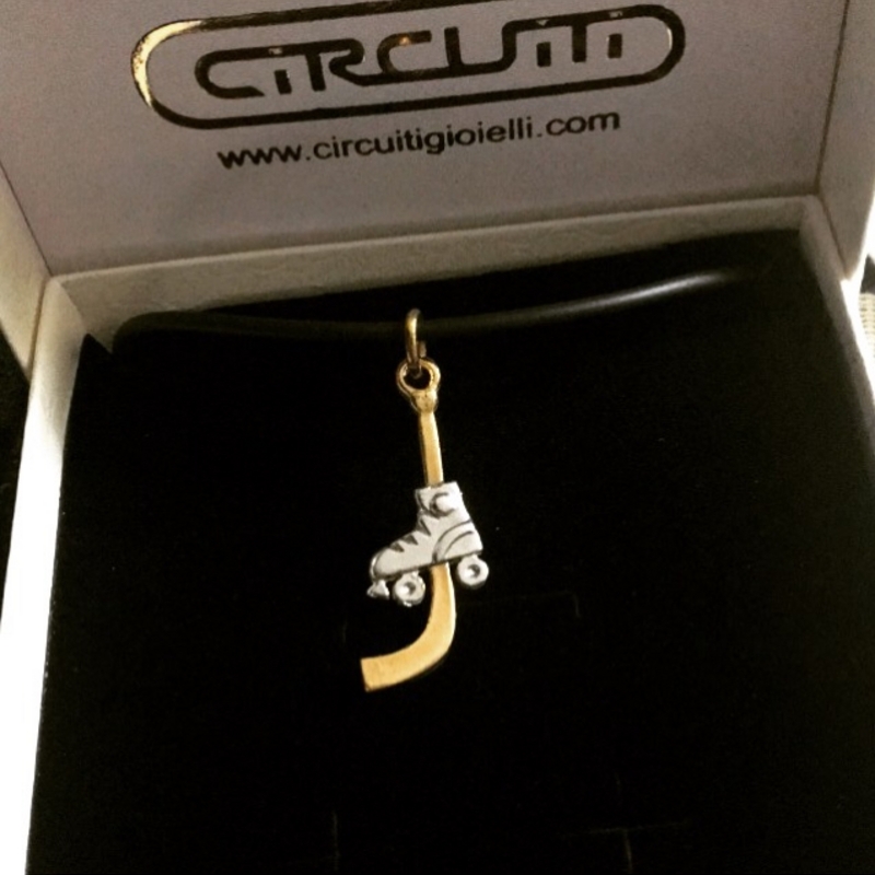 Ciondolo in oro bianco e giallo 750 bastone e pattini da hockey