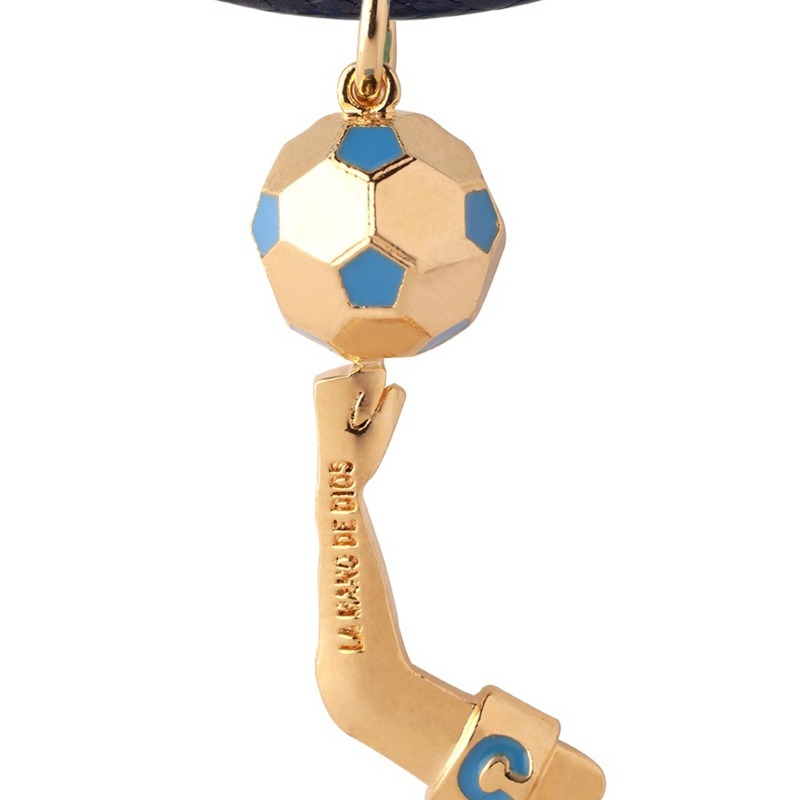 Ciondolo con incisione "La Mano de Dios" in bronzo placcato oro giallo18kt  e cordino nero