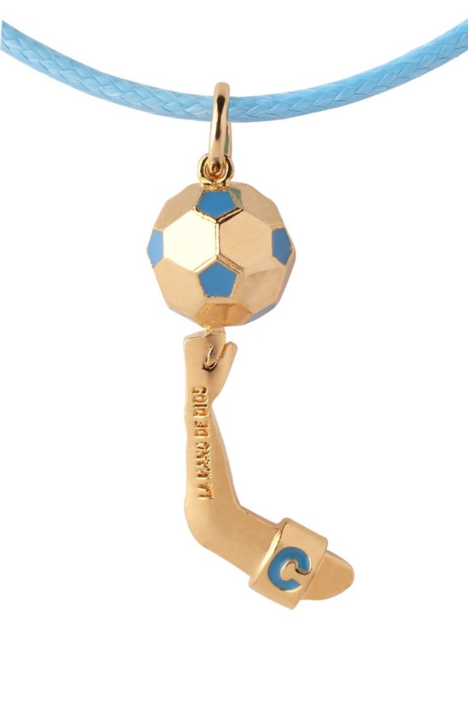 Ciondolo con incisione  La Mano de Dios  in bronzo placcato oro giallo 18kt e cordino azzurro  