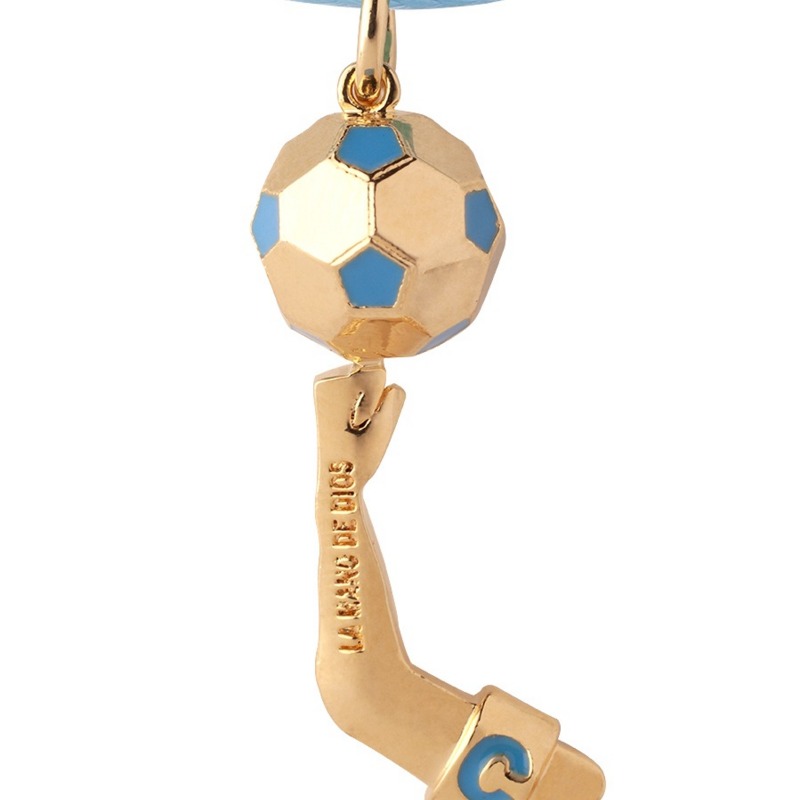 Ciondolo con incisione "La Mano de Dios" in bronzo placcato oro giallo 18kt e cordino azzurro