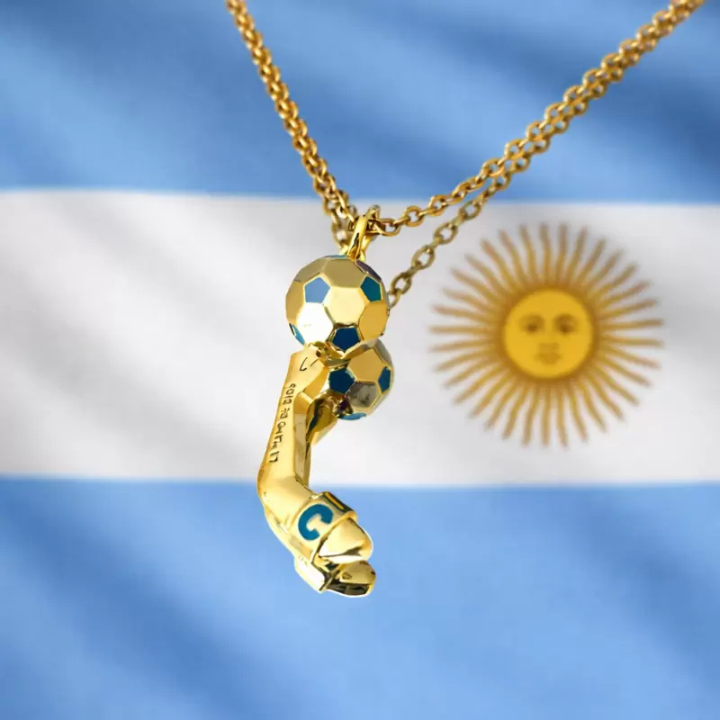 Colgante grabado con "La Mano de Dios" en bronce chapado en oro amarillo de 18 quilates y cadena de acero chapado en oro