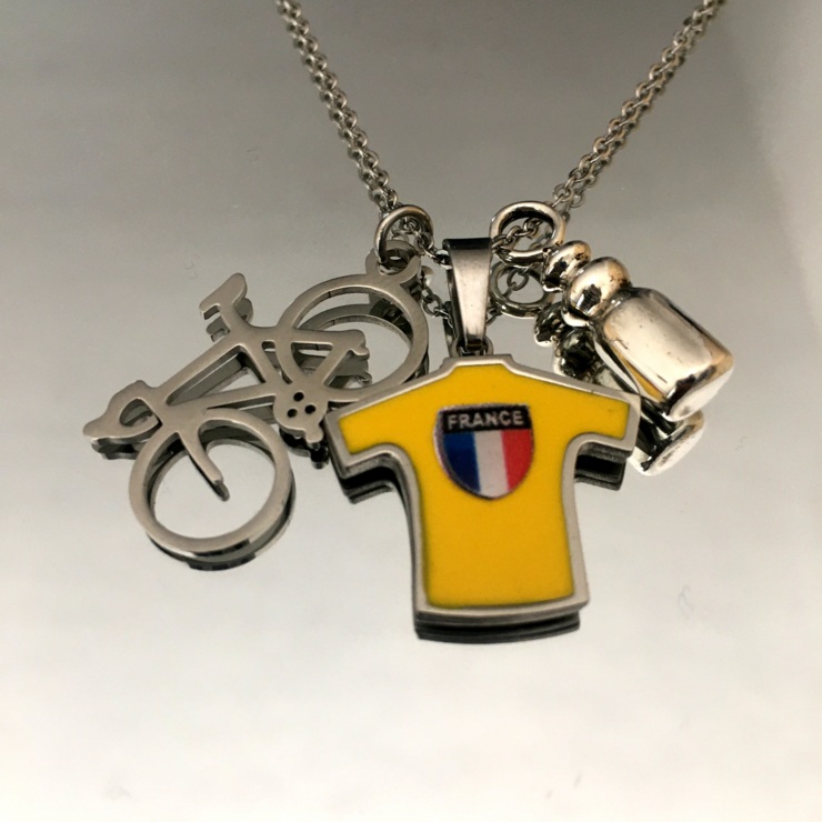 Collar con bicicleta de carreras, camiseta amarilla y botella de agua de acero.