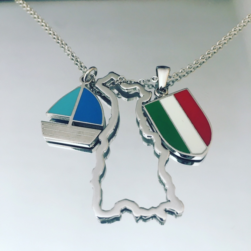 Ciondolo Isola di Capri con barca a vela e scudetto tricolore in acciaio  