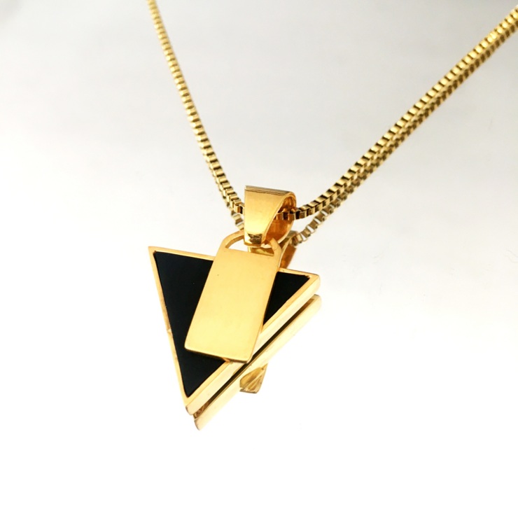 Colgante Triángulo patentado en plata 925 bañada en oro y cadena de acero