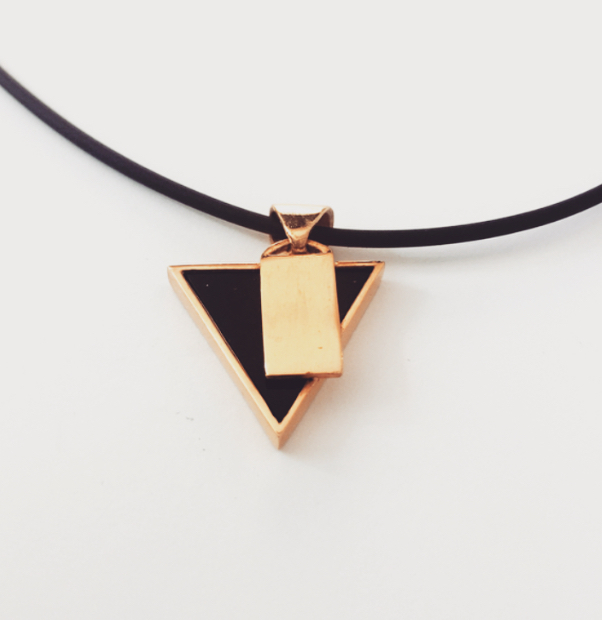 Collier triangle bronze breveté personnalisable