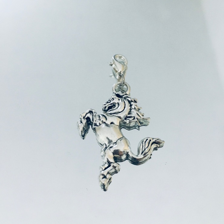 Charm con mosquetón del caballo rampante en zamak