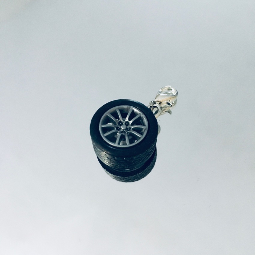 Racing Charm con moschettone e pneumatico   