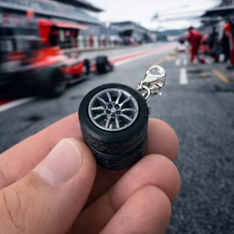 Racing Charm con moschettone e pneumatico 