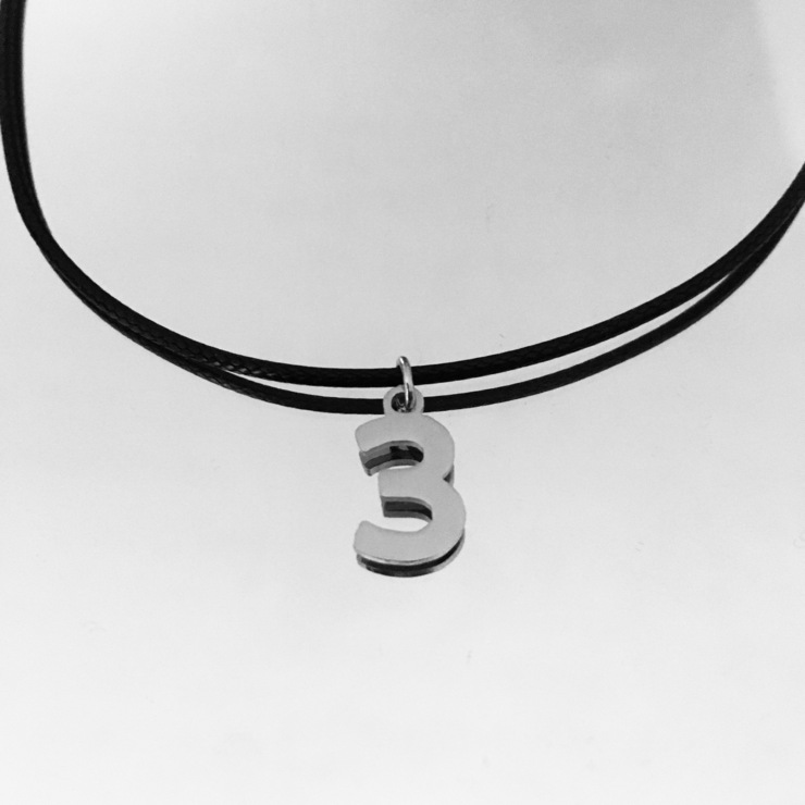 Pendentif numéro 3 en acier