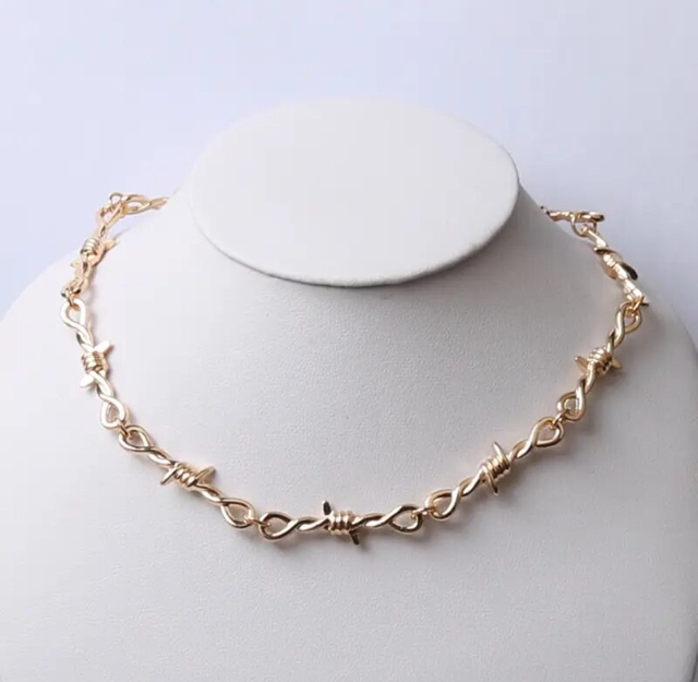 Rose gold plated zamak barbed wire knot choker