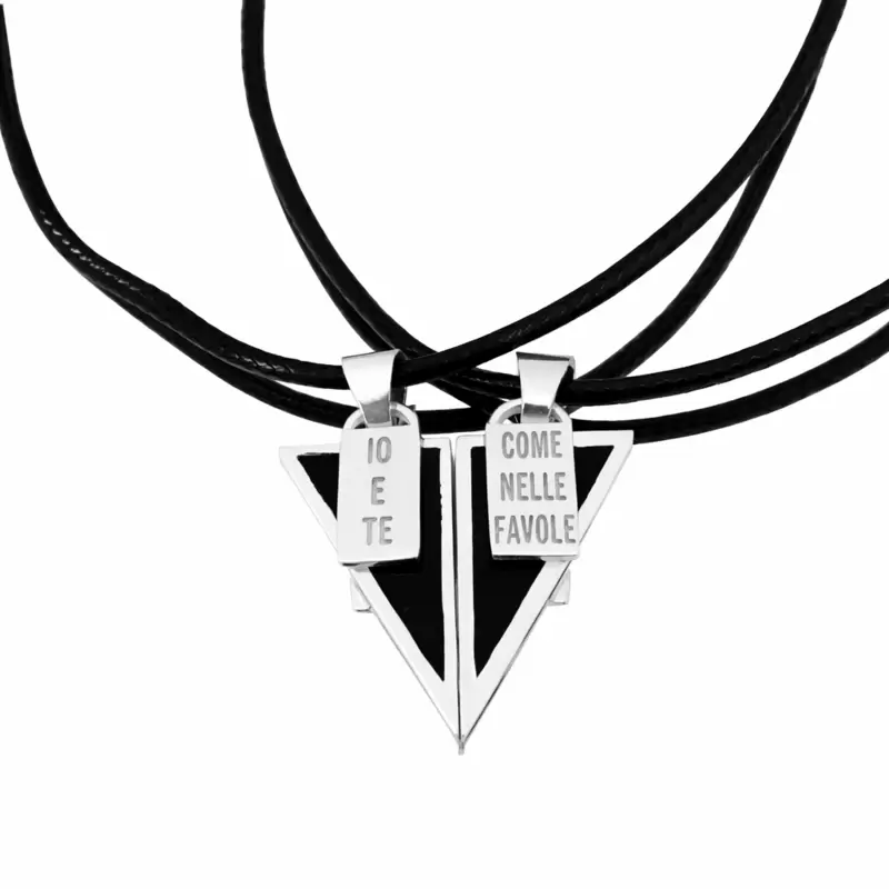 Ciondolo Triangolo smaltato nero divisibile IO E TE COME NELLE FAVOLE in argento 925 personalizzabile sul retro