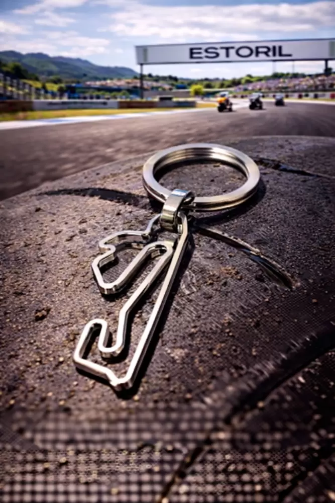 Porta-chaves com o circuito do Estoril em aço  