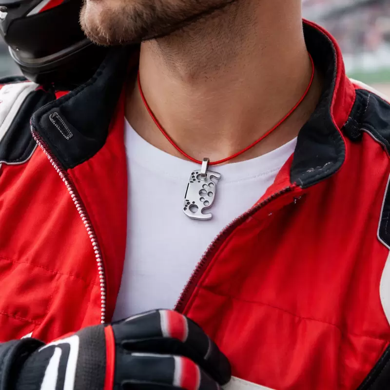 Individuell gestaltbarer Formel-1-Lenkradanh&auml;nger aus Stahl in der Ausstellung