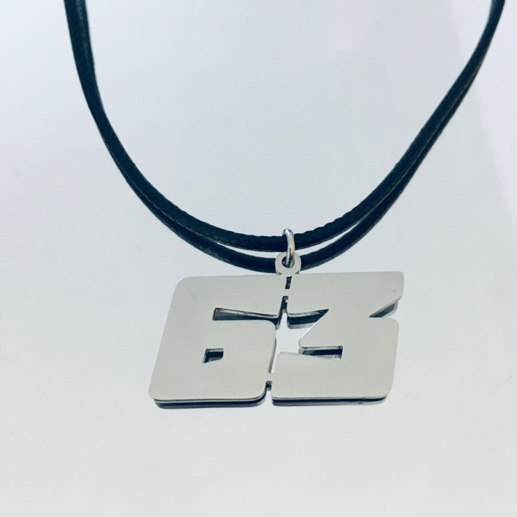 Pendentif numéro 63 en acier