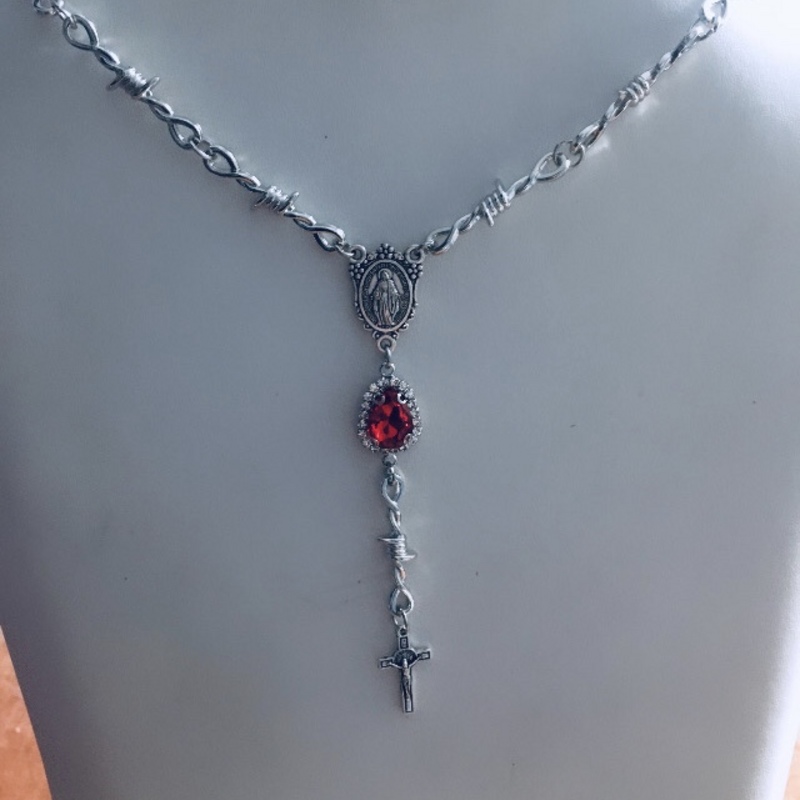 "Knots of Pain" rosary in zamak with rhinestones