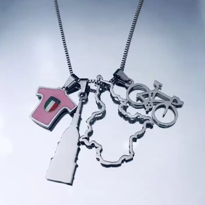 Joyau souvenir de la troisième étape du Giro d'Italia 2024 : maillot rose, Coupole, Piémont, vélo de course  