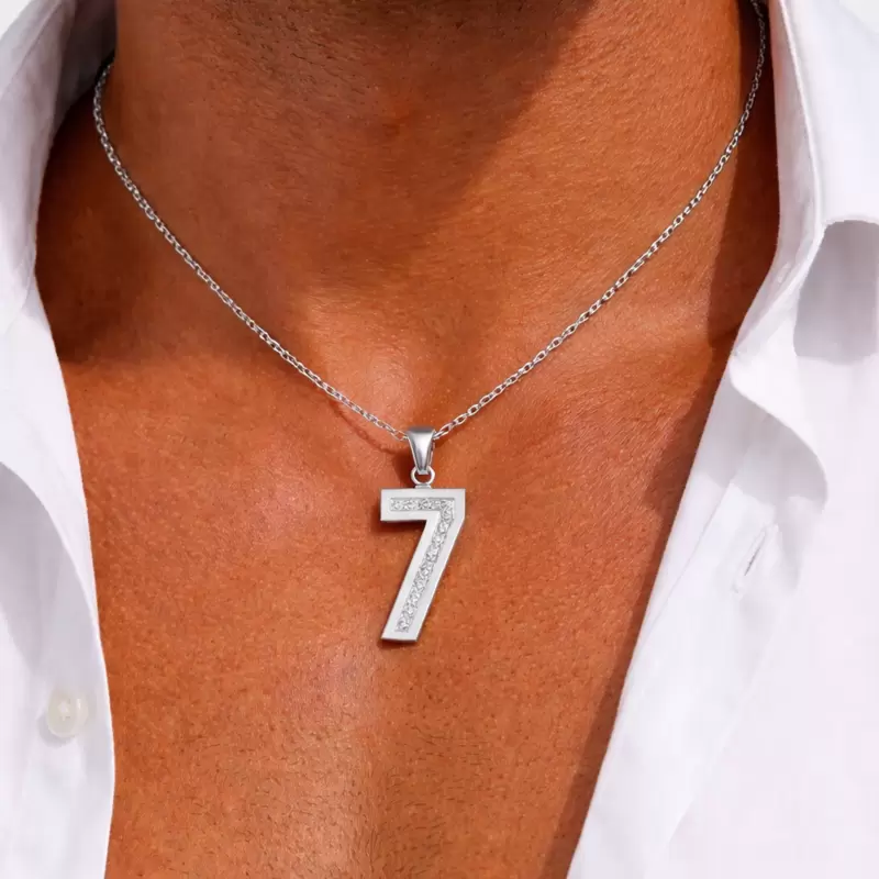 Pendente n&uacute;mero sete em prata de primeira lei e zirc&oacute;nias c&uacute;bicas