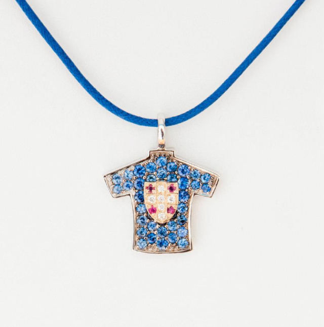 Pendentif chemise Ville de Novare en or 750 avec saphirs et écu croisé