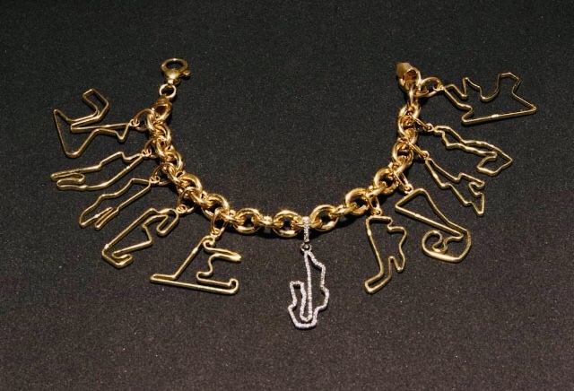 Pulsera con charms “World Champion”  en oro 750.  