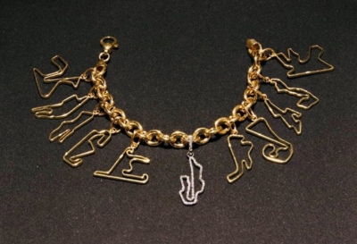 Pulsera con charms “World Champion”  en oro 750. 