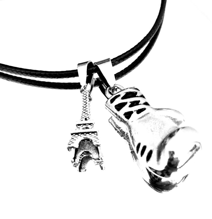 Collar con Torre Eiffel y guante de boxeo de acero