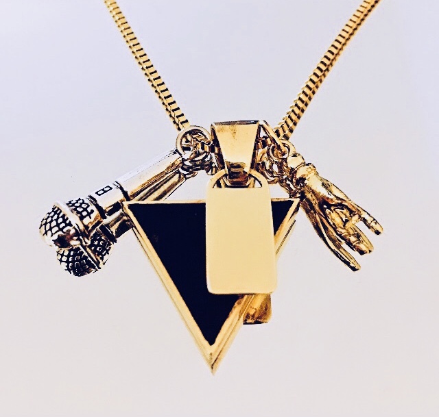 Collana Rock con ciondolo triangolo brevettato,microfono,corna  