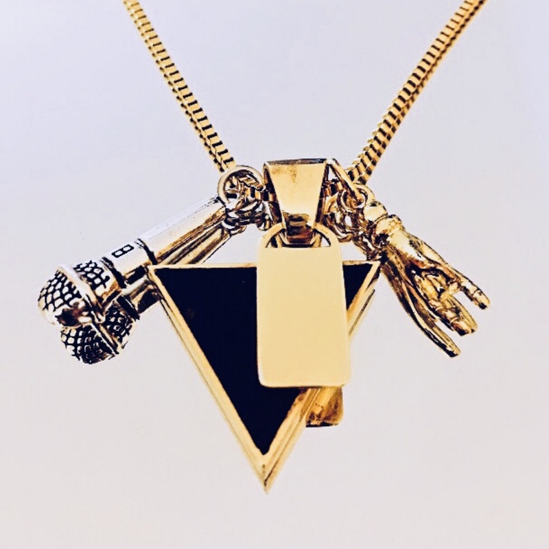 Collana Rock con ciondolo triangolo brevettato,microfono,corna