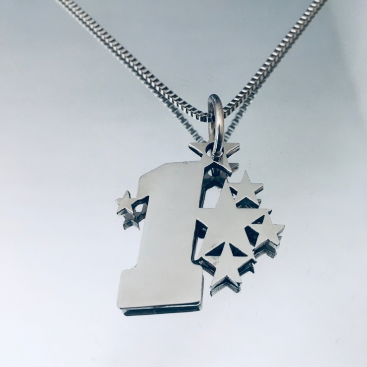 Collana con numero 1 e stelle in acciaio