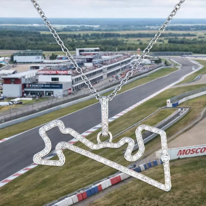 Collier avec silhouette de circuit de Moscou en argent 925 et zircon cubique