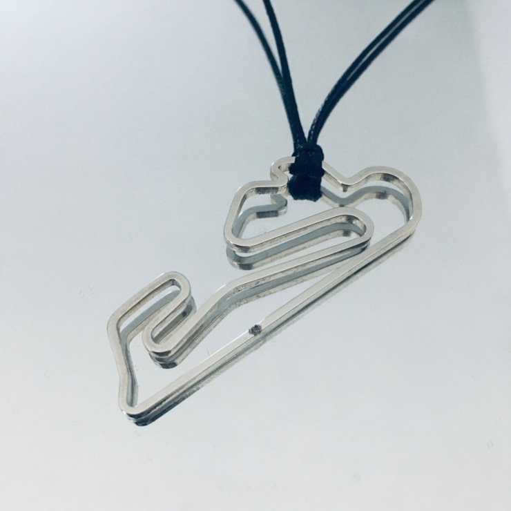 Pendentif circuit d'Estoril en acier avec diamant au départ