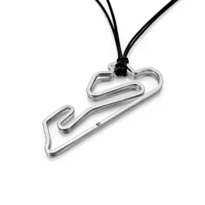 Pendente do circuito do Estoril em aço com diamante no início 