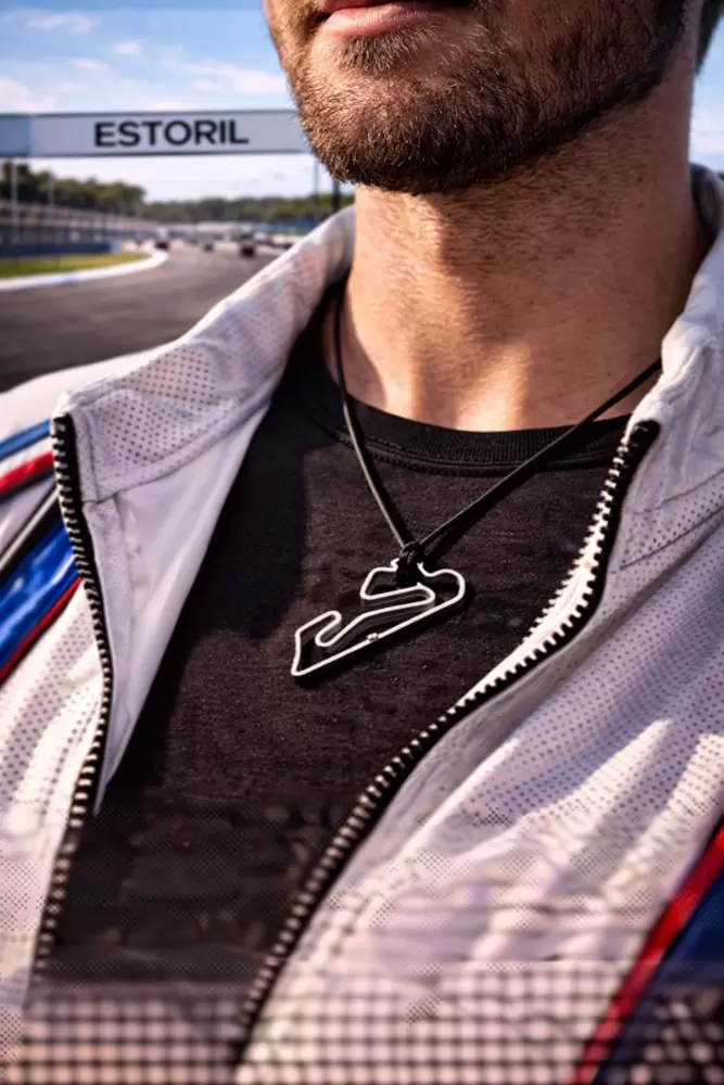 Pendente do circuito do Estoril em aço com diamante no início  