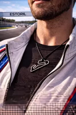 Pendente do circuito do Estoril em aço com diamante no início 
