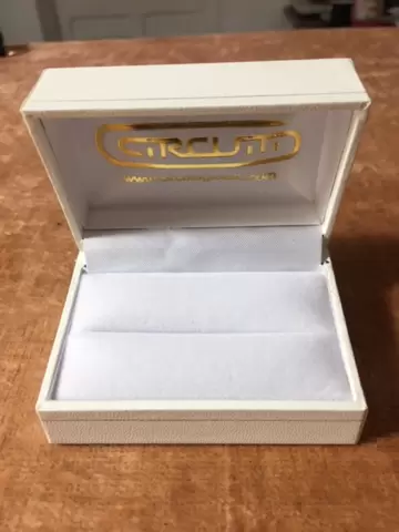 Anillos de boda CIRCUITI de oro 750 con grabado láser exterior e interior  