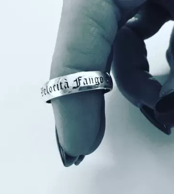 Anillos de boda CIRCUITI de oro 750 con grabado láser exterior e interior 