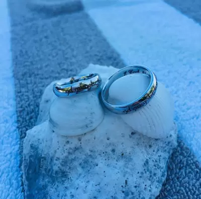 Anillos de boda CIRCUITI de oro 750 con grabado láser exterior e interior 