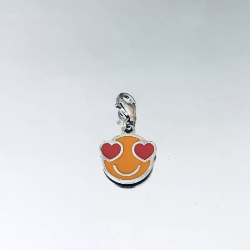 Charm emoticono emoji cara con ojos de corazón en plata de ley 925