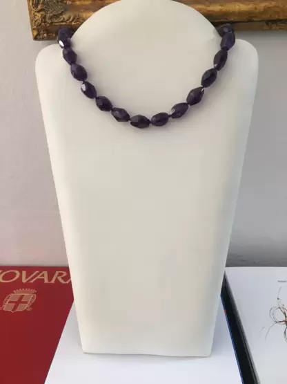 Girocollo con ametiste sfaccettate viola intenso