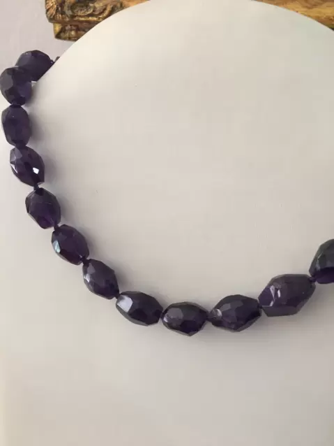 Girocollo con ametiste sfaccettate viola intenso  