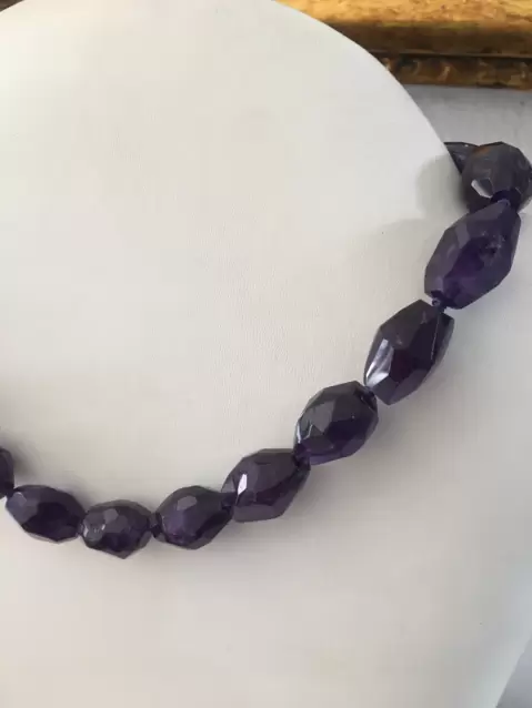 Girocollo con ametiste sfaccettate viola intenso  