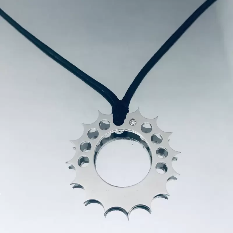 Ciondolo corona ruota dentata personalizzabile in acciaio con diamante naturale